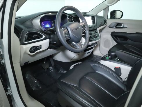Used 2024 Chrysler Pacifica Limited FWD image 18