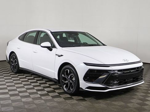 Used 2025 Hyundai Sonata SEL FWD image 2