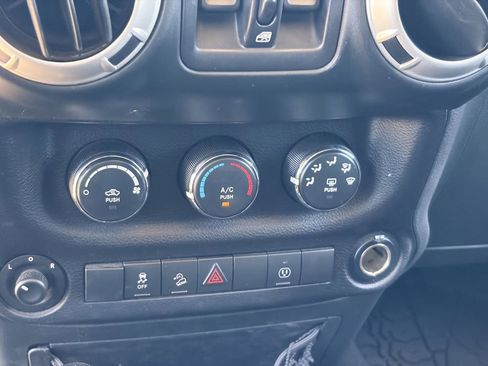 Used 2018 Jeep Wrangler Unlimited Sahara w/ Connectivity Group AWD/4WD image 22