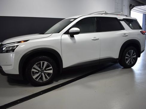 New 2025 Nissan Pathfinder SL image 2