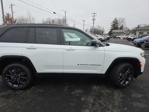 New 2025 Jeep Grand Cherokee Limited image 22