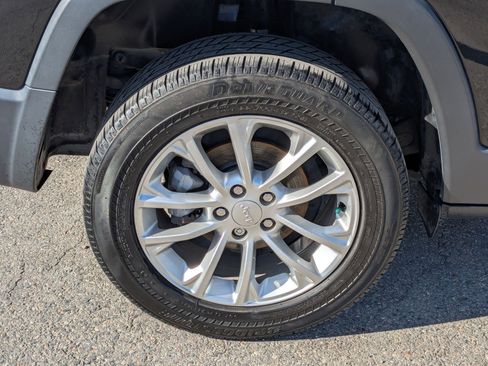 Used 2019 Jeep Cherokee Latitude w/ Popular Appearance Group FWD image 12