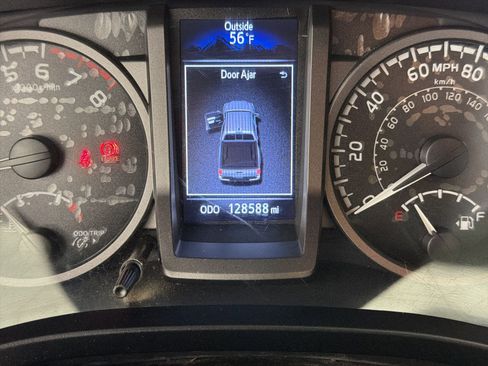 Used 2016 Toyota Tacoma TRD Sport image 19