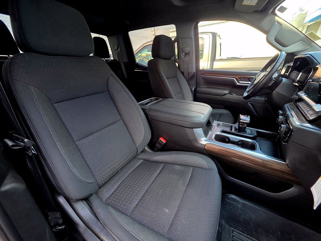 Used 2025 Chevrolet Silverado 1500 LT AWD/4WD image 65