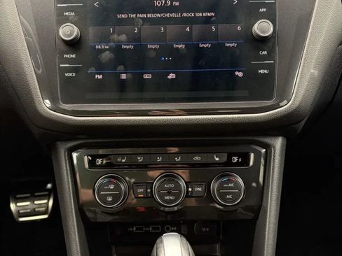Used 2018 Volkswagen Tiguan SEL Premium w/ R-Line Package AWD/4WD image 23