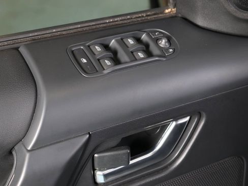 Used 2013 Land Rover LR2 HSE image 26