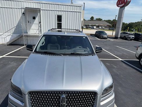 Used 2018 Lincoln Navigator Select w/ Technology Package AWD/4WD image 3