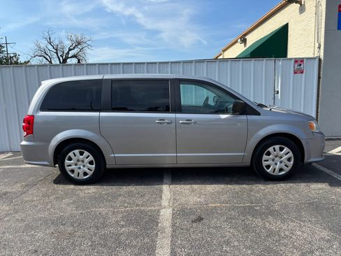 Used 2018 Dodge Grand Caravan SE w/ UConnect Hands-Free Group FWD image 7