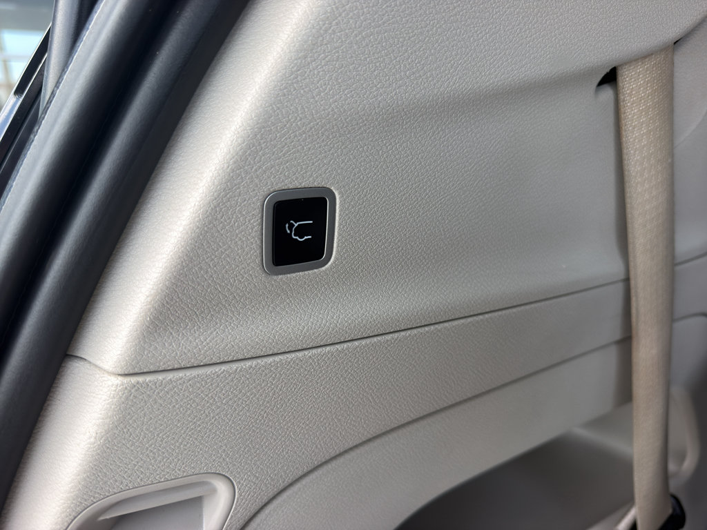 Used 2023 Chrysler Pacifica Touring-L FWD image 10