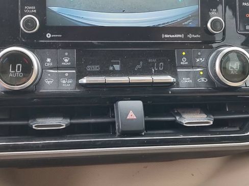 Used 2021 Toyota Highlander XLE FWD image 16