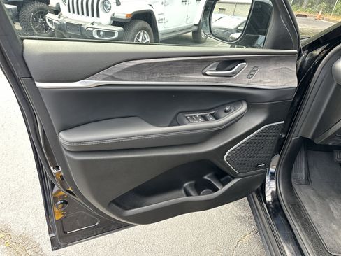 Used 2023 Jeep Grand Cherokee Limited w/ Black Appearance Package AWD/4WD image 12