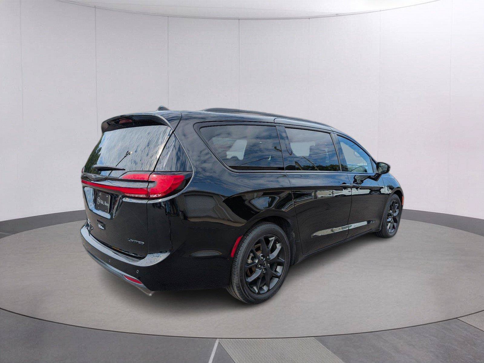Used 2025 Chrysler Pacifica Limited FWD image 7