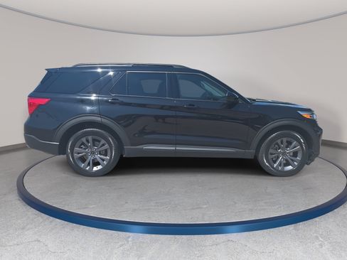 Used 2023 Ford Explorer XLT w/ Equipment Group 202A AWD/4WD image 4