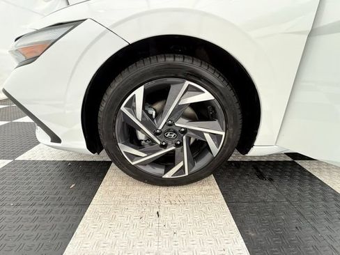 Used 2025 Hyundai Elantra SEL FWD image 9