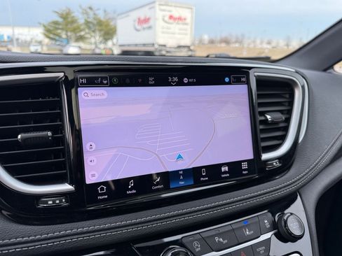 Used 2025 Chrysler Pacifica Limited image 20