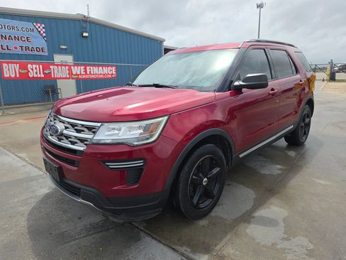 Used 2018 Ford Explorer XLT image 3