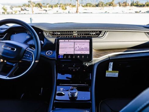 New 2025 Jeep Grand Cherokee Limited w/ Black Appearance Package image 13