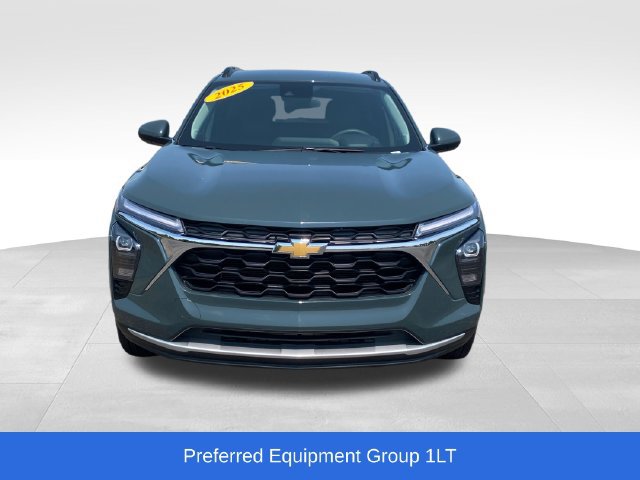 Used 2025 Chevrolet Trax LT FWD image 2