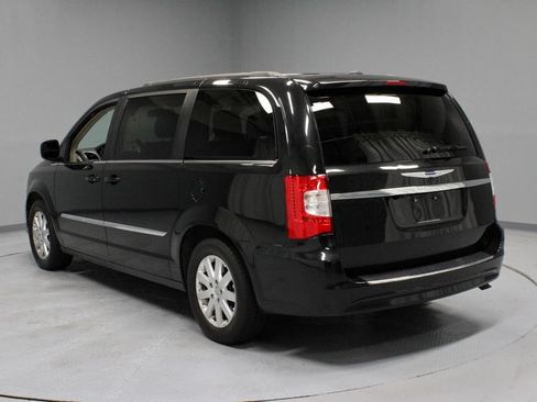 Used 2016 Chrysler Town & Country Touring FWD image 8