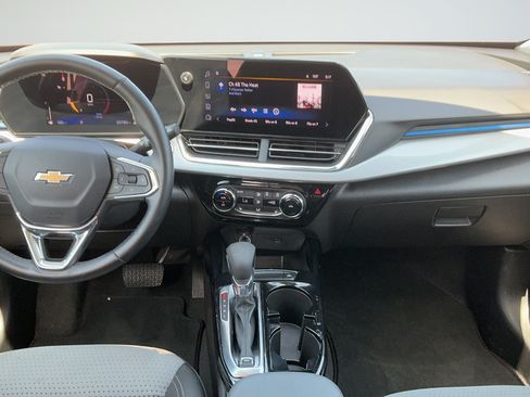Used 2025 Chevrolet Trax LT w/ LT Convenience Package FWD image 7