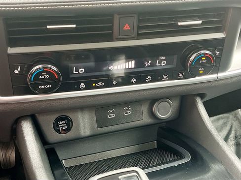 Used 2024 Nissan Rogue SV w/ SV Premium Package image 15