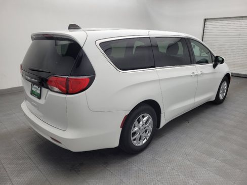Used 2022 Chrysler Voyager LX FWD image 9