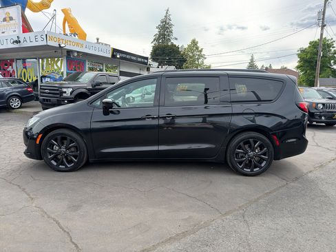 Used 2019 Chrysler Pacifica Touring-L Plus FWD image 3