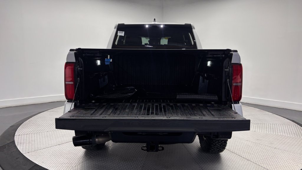 Used 2025 Toyota Tacoma SR5 AWD/4WD image 36
