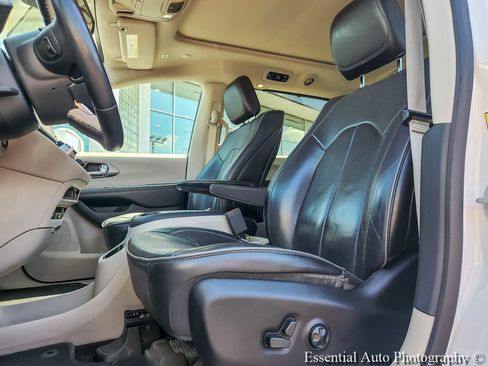 Used 2018 Chrysler Pacifica Limited FWD image 7