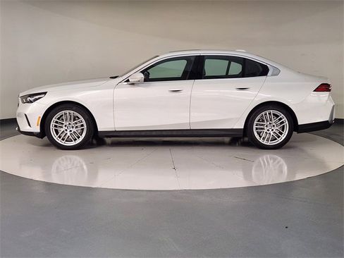 Used 2024 BMW 530i image 5