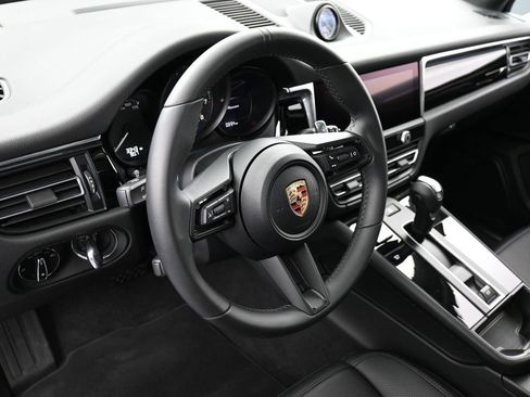 Certified 2025 Porsche Macan image 17