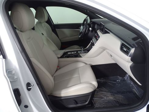 Used 2024 Genesis G70 2.5T image 16