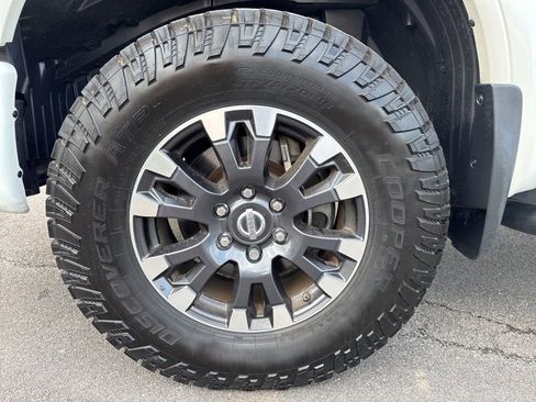 Used 2018 Nissan Titan PRO-4X w/ Pro-4x Convenience Package AWD/4WD image 14