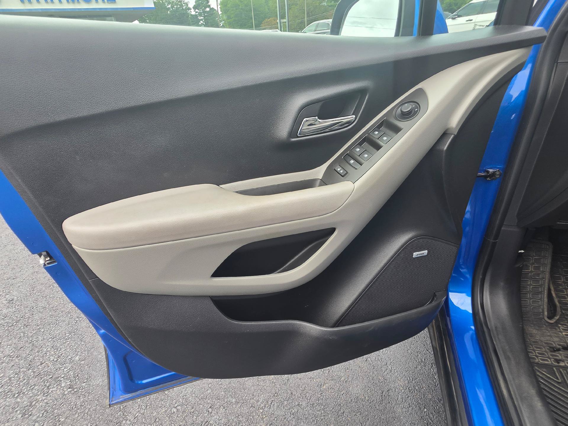 Used 2015 Chevrolet Trax LT w/ LT Sun and Sound Package FWD image 14