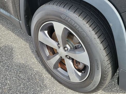 Used 2019 Jeep Cherokee Limited image 4