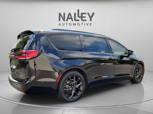 Used 2024 Chrysler Pacifica Limited w/ Uconnect Theater Family Group image 5