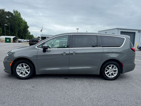 Used 2023 Chrysler Pacifica Touring-L FWD image 8