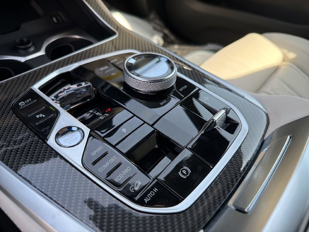 Used 2027 BMW X7 M60i AWD/4WD image 19