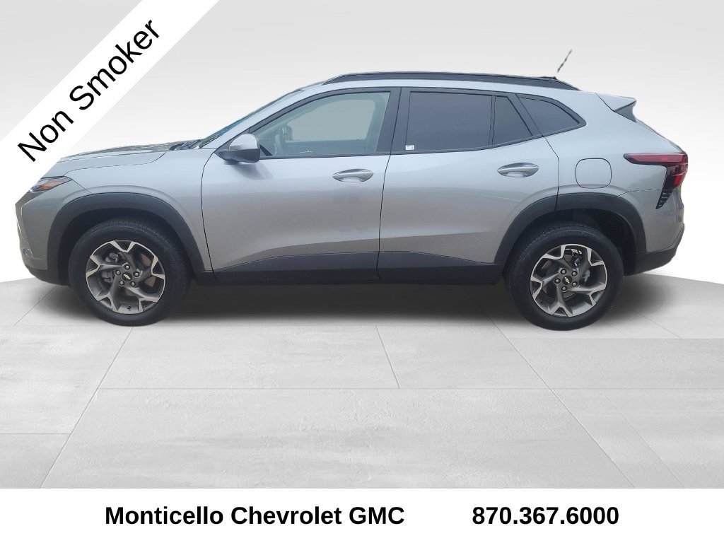 Used 2025 Chevrolet Trax LT FWD image 4
