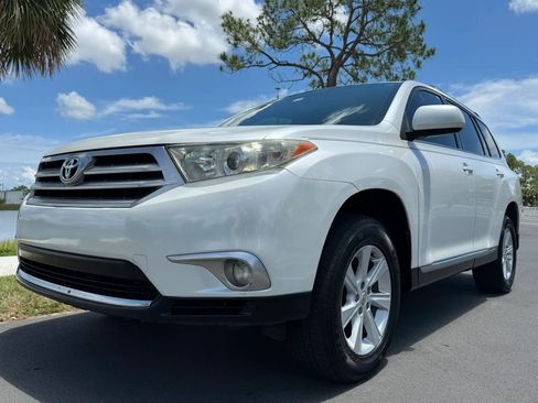 Used 2012 Toyota Highlander FWD w/ Tech Pkg image 3