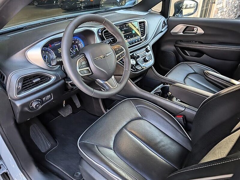 Used 2026 Chrysler Pacifica Limited FWD image 2