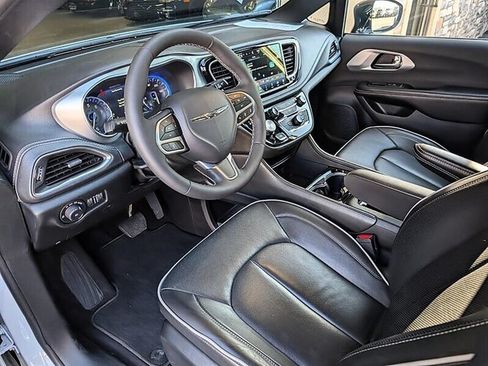 Used 2026 Chrysler Pacifica Limited FWD image 2