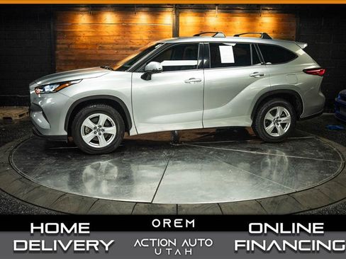 Used 2020 Toyota Highlander LE FWD image 1
