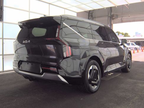 Used 2024 Kia EV9 Land image 5