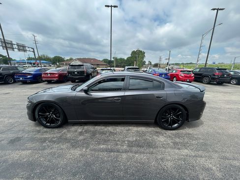 Used 2018 Dodge Charger SXT w/ Blacktop Package RWD image 3