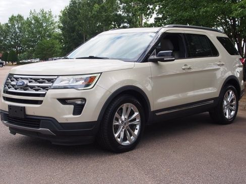 Certified 2018 Ford Explorer XLT w/ Equipment Group 202A FWD image 3