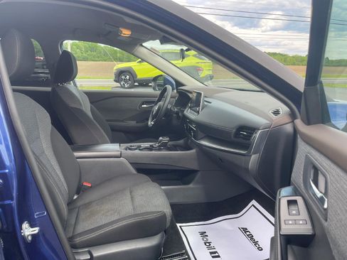 Used 2023 Nissan Rogue SV image 9