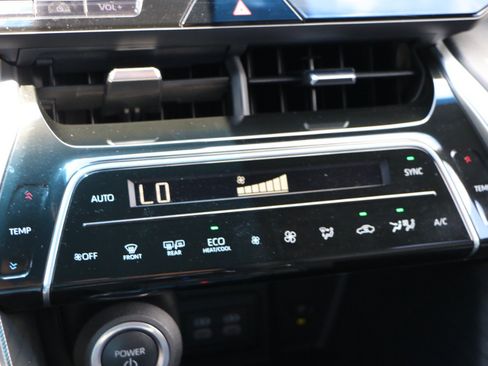 Used 2023 Toyota Venza XLE AWD/4WD image 23