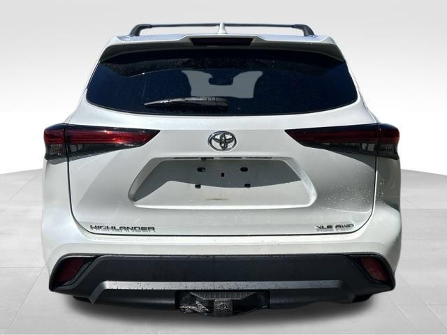 Used 2022 Toyota Highlander XLE AWD/4WD image 4