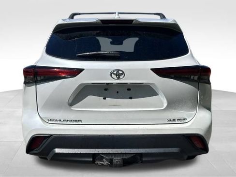 Used 2022 Toyota Highlander XLE AWD/4WD image 4